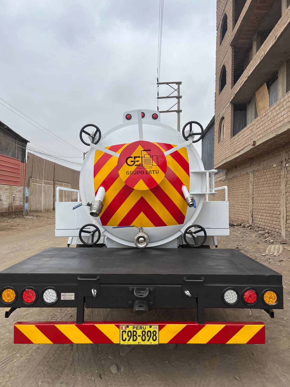 CISTERNA DE 5M3 ( ANGULO TRASERO)